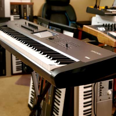 MUST SEE!!! KORG KRONOS X 73 FULLY INSPECTED/SERVICED AND IN AMAZING CONDITION! image 2
