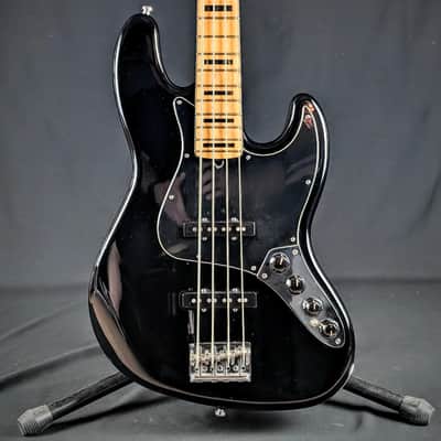 Fender American Deluxe Jazz Bass with Maple Fretboard 2011 Black image 1