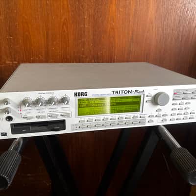 Korg Triton Rack Synthesizer/Sampler Workstation Ver 1.5.1 w/ power supply New DISPLAY
