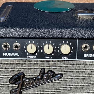Fender "Custom" Vibrolux Reverb 40-Watt 2x10" Guitar Combo 1996 - 2013 - Black image 19