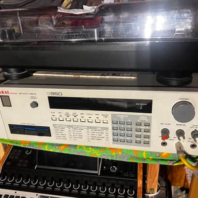Akai S950 MIDI Digital Sampler 1988 - White