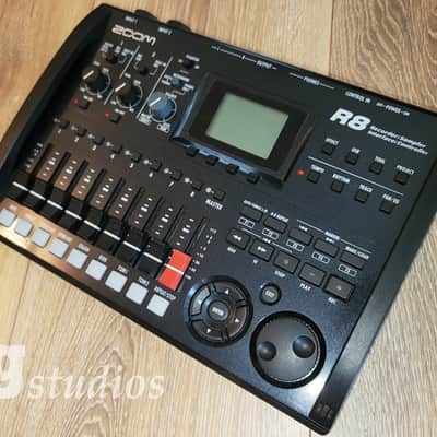 Zoom R8 - Like New in New Case! image 4