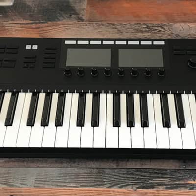 Native Instruments Komplete Kontrol S61 MK2 – Excellent Condition (Mint) image 1
