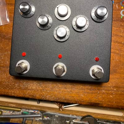 Super-Freq Parentheses Fuzz 2021 Black powder coat image 1
