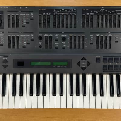 Roland JD-800 61-Key Programmable Synthesizer 1991 - 1995 - Carbon