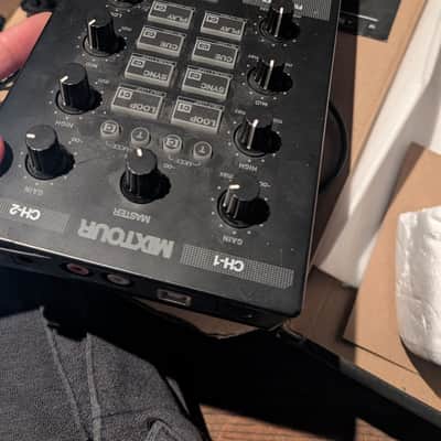 Reloop Mixtour Portable DJ Controller/Audio Interface 2010s - Black image 7