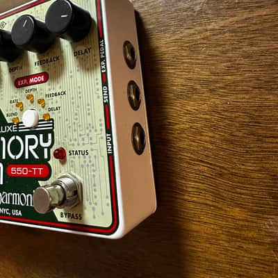 Electro-Harmonix Deluxe Memory Man 550-TT Tap Tempo 550Ms Analog Delay 2012 - Present - Green image 3