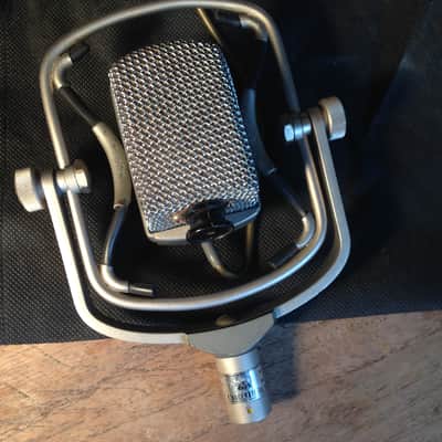 AKG D 25