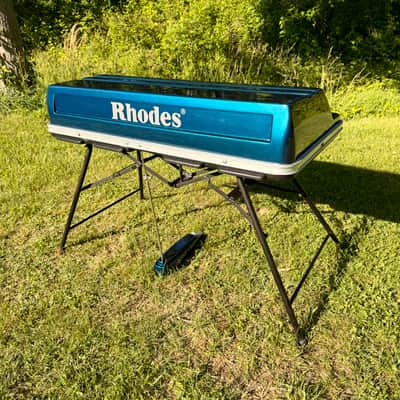 Immagine Rhodes Mark V Stage 73 – Custom Cosmic Blue | Fully Professionally Restored | Original Stand, Cover & Matching Pedal - 2