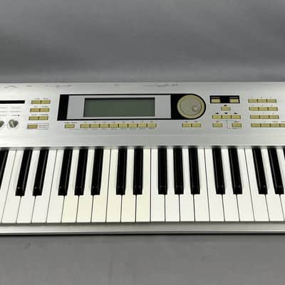 Korg Triton LE 61-Key 62-Voice Polyphonic Workstation 2000 - 2002 - Silver