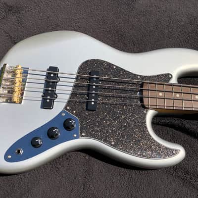 Squier Classic Vibe 60s Jazz Bass Inca Silver - Matching Headstock image 10