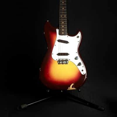 Fender  Duo Sonic 1963 -Vibrant Maroon Burst- OHSC imagen 1