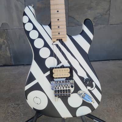EVH® Striped Series Circles, Maple Fingerboard, White and Black with Gigbag image 2