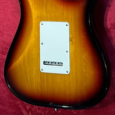 Fender American Standard Stratocaster with a maple Fretboard 1998 - 2002 3-Color Sunburst image 4