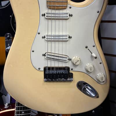 Fender American Standard Stratocaster with Maple Fretboard 1996 - 1997 - Vintage White image 3