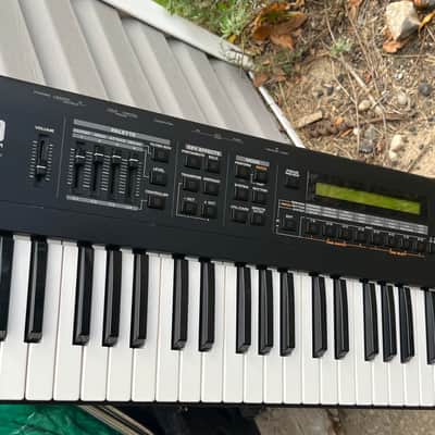 Roland XP-30 61-Key 64-Voice Expandable Synthesizer 1999 - 2004 - Black