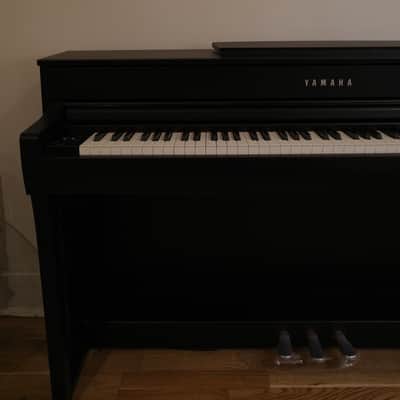 Yamaha CLP-735 Clavinova 88-Key Digital Piano - Black image 2