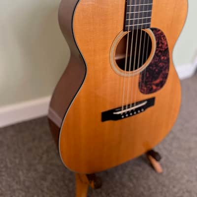 Martin 00-18V 2005 image 2