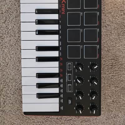 Akai MPK Mini 25-Key USB MIDI Controller - 8 Pads. 8 Knobs - Gen 2 Very Good 2015