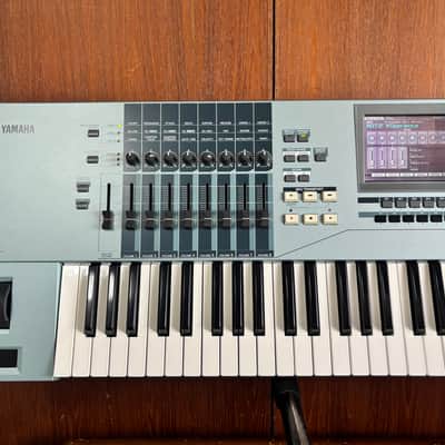 Yamaha MOTIF XS7 - 76-Key Music Production Synthesizer Workstation Keyboard w/ case image 2