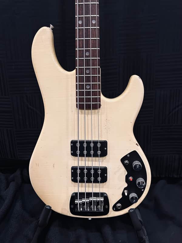 G&L L2000