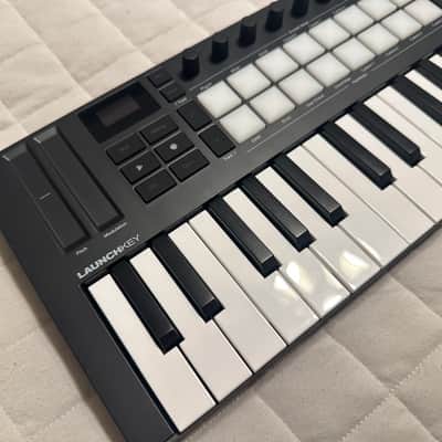 Novation Launchkey Mini 25 MKIV MIDI Keyboard Controller 2024 - Present - Black image 3