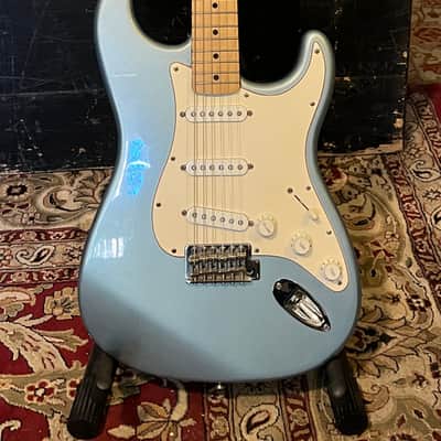 Beautiful 2004 Fender Stratocaster! image 3