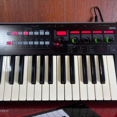 Korg R3 SYNTHESIZER/VOCODER w/box, mic, power supply Radias image 4