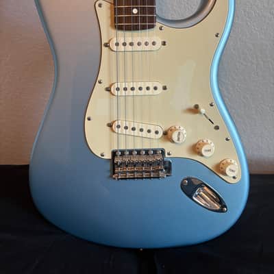 Fender 2005 FSR American Deluxe '62 Stratocaster Reissue Ice Blue Metallic with Matching Headstock image 5