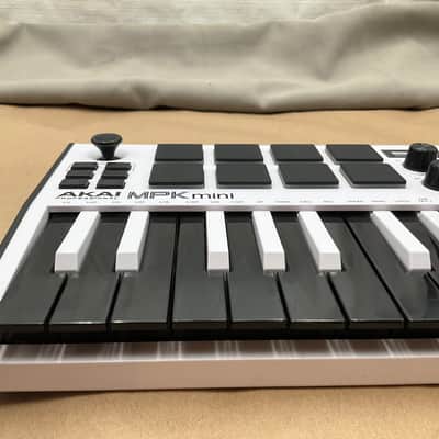Akai MPK Mini MKII 25-Key MIDI Controller 2014 - Present - White with Black Keys Very Clean image 4