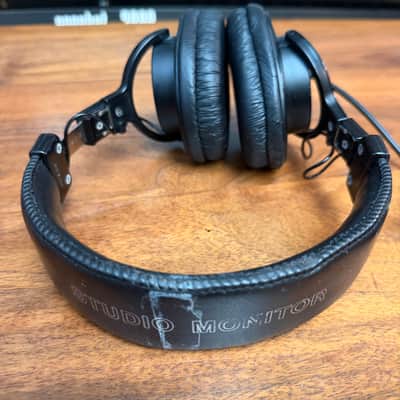 Sony MDR-V6 With New Earpads, Closed Back Studio Reference Headphones image 4