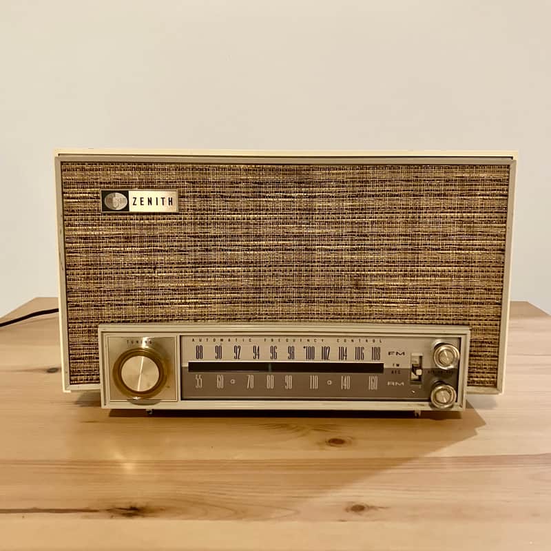 Zenith K725 AM/FM Tube Radio 1961 Bild 1
