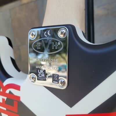 EVH® Striped Series Circles, Maple Fingerboard, White and Black with Gigbag image 10