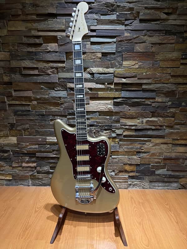 Fender Jazzmaster (MIM) – Serial Number: MX23014556 2023 - Solid alder with metallic gold finish image 1