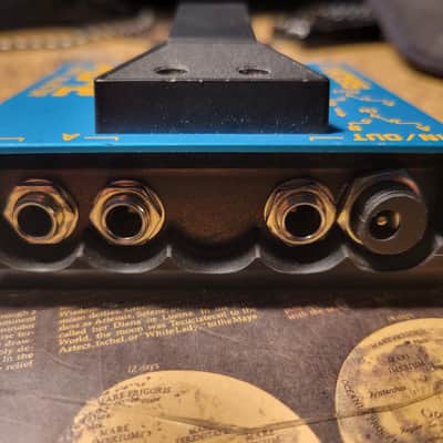 Modified Boss AB-2 2-Way Selector - 9v Input for External Power image 1