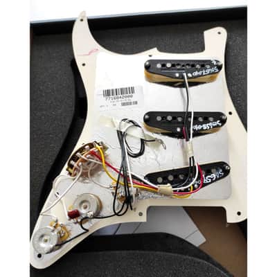 Pickguard Parchment Fender® pre-cablé SSS 11H pour Strat®, micros TEXAS SPECIAL image 2