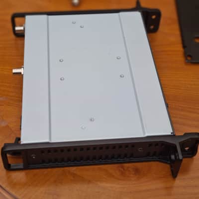 Sennheiser Sennheiser EM 100 G3 True Diversity Receiver – 516–558 MHz – Rack Mount Included imagen 10