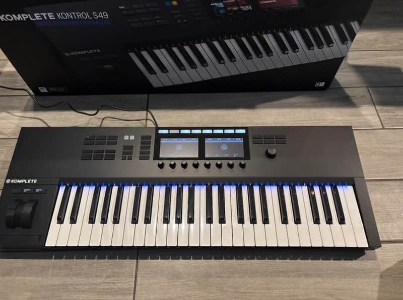 Native Instruments KOMPLETE Kontrol S49 MK2 Keyboard Controller BARELY USED image 1