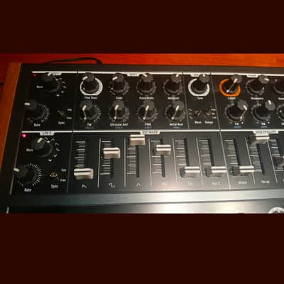 Arturia MiniBrute 2 Noir Edition 25-Key Synthesizer 2022 - Present - Black image 2