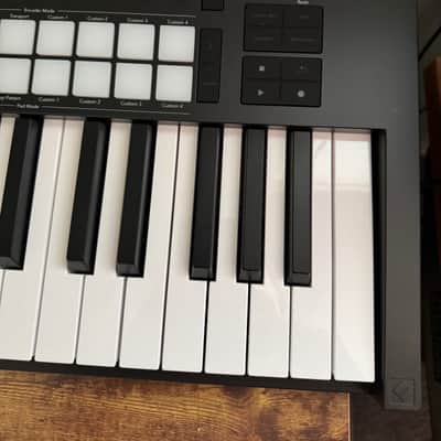 Novation Launchkey 49 MKIV MIDI Keyboard Controller 2024 - Present - Black image 4