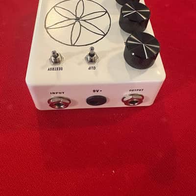 Red River Amplification Hexafoil Harmonic Fuzz - White image 2