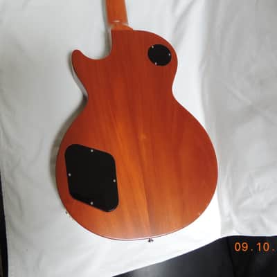 2011 Gibson 60's Tribute Les Paul Studio Electric Guitar (P90 Pick ups) w/ gig bag. Honeyburst image 4