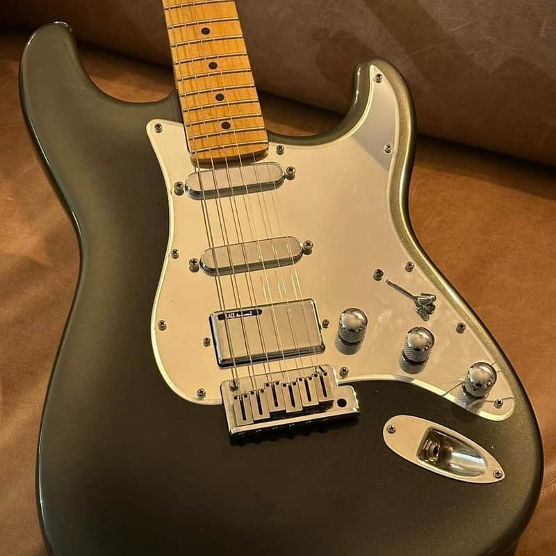 Vintage Fender Strat Plus Deluxe 1989 HSS | Silver burst w/ original Fender hardcase and papers
