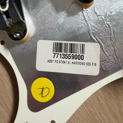 Fender Albert Hammond Strat load lock guard image 3