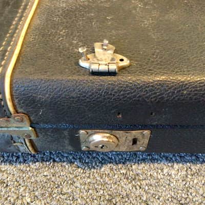 Fender LEFTY Jazz Bass Hardshell Case, Black with Red Plush interior, Fender Amp Logo Black image 11