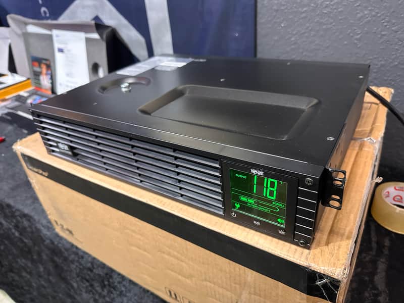 Tripplite 1500VA Smart UPS Back Up, Sine Wave, 1350W Line-Interactive, 2U Rackmount Bild 1
