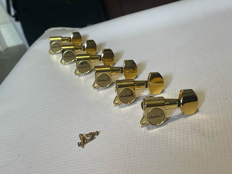 Jackson JS Series Tuning Pegs In Line