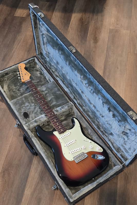 Fender Vintera II 60's Stratocaster 2025. 3 Color Sunburst. MINT! W/ Case!