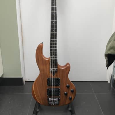 Wal MKII 1996 Walnut facing image 2