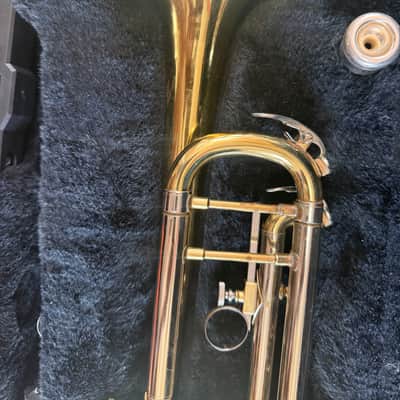 Trumpet with case and mouthpiece image 3